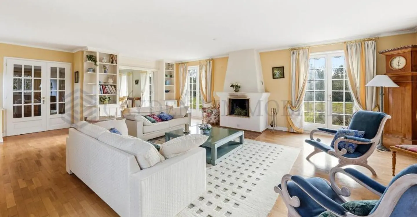 Große individuelle Villa in ruhiger Lage - Foto 3 von 11