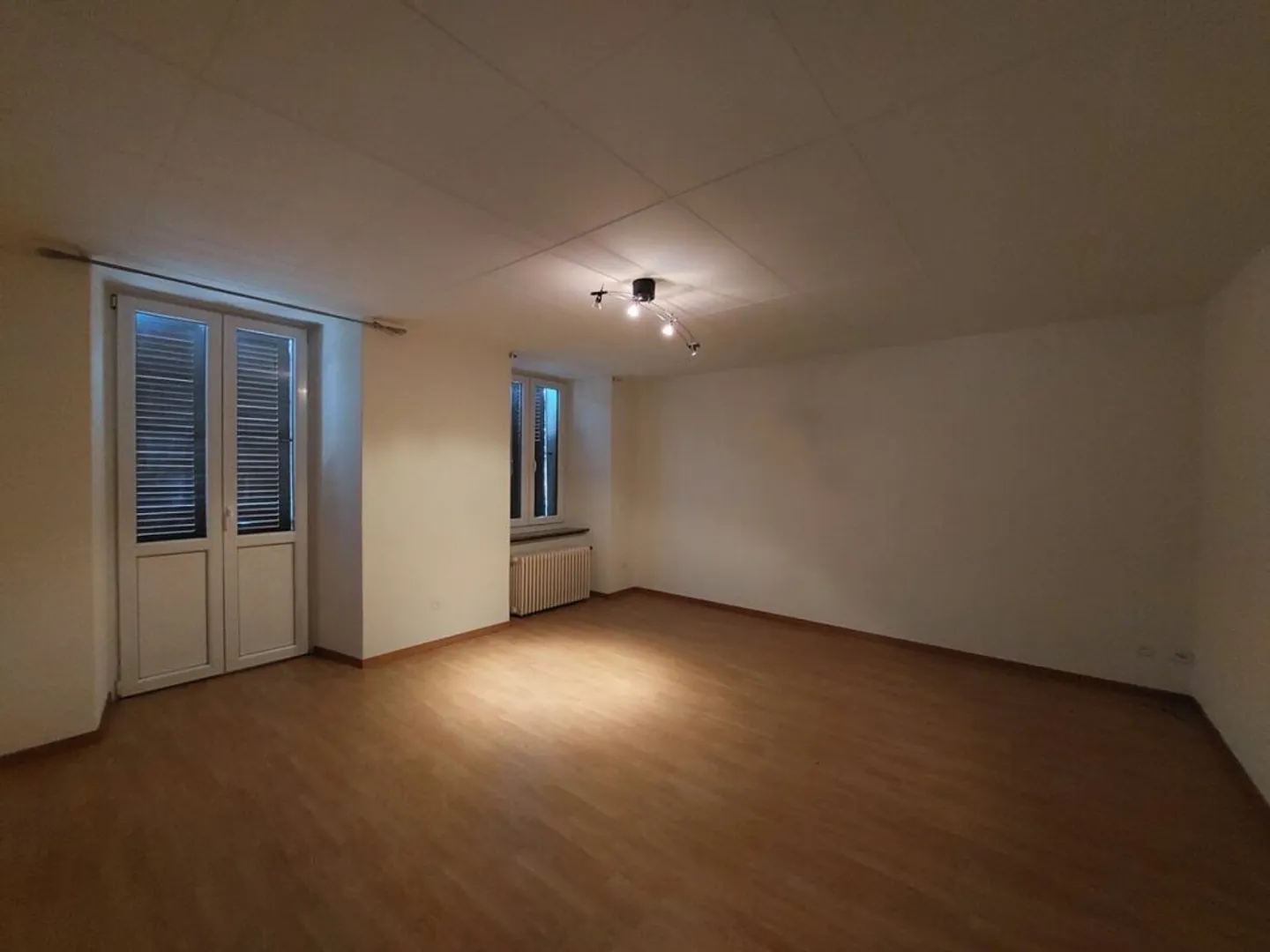 Bell'immobile di rendimento idealmente situato, comprendente un ristorante e tre appartamenti - Foto 2 di 7