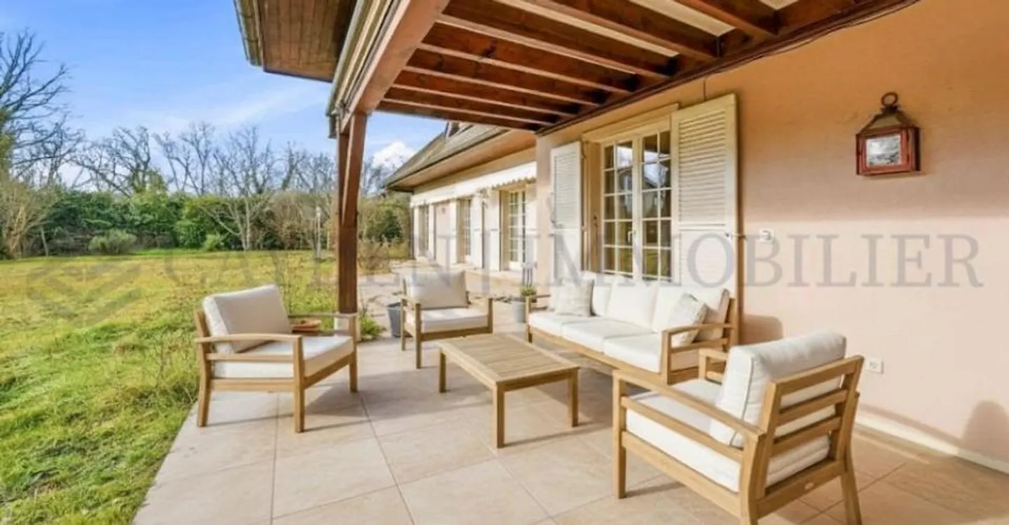 Große individuelle Villa in ruhiger Lage - Foto 1 von 11