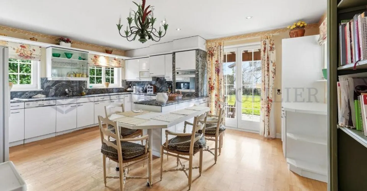Große individuelle Villa in ruhiger Lage - Foto 7 von 11