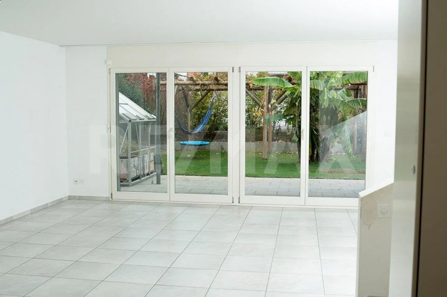 Attraktives Eckhaus in Schönenbuch mit 6.5 Zimmer - Foto 3 von 13