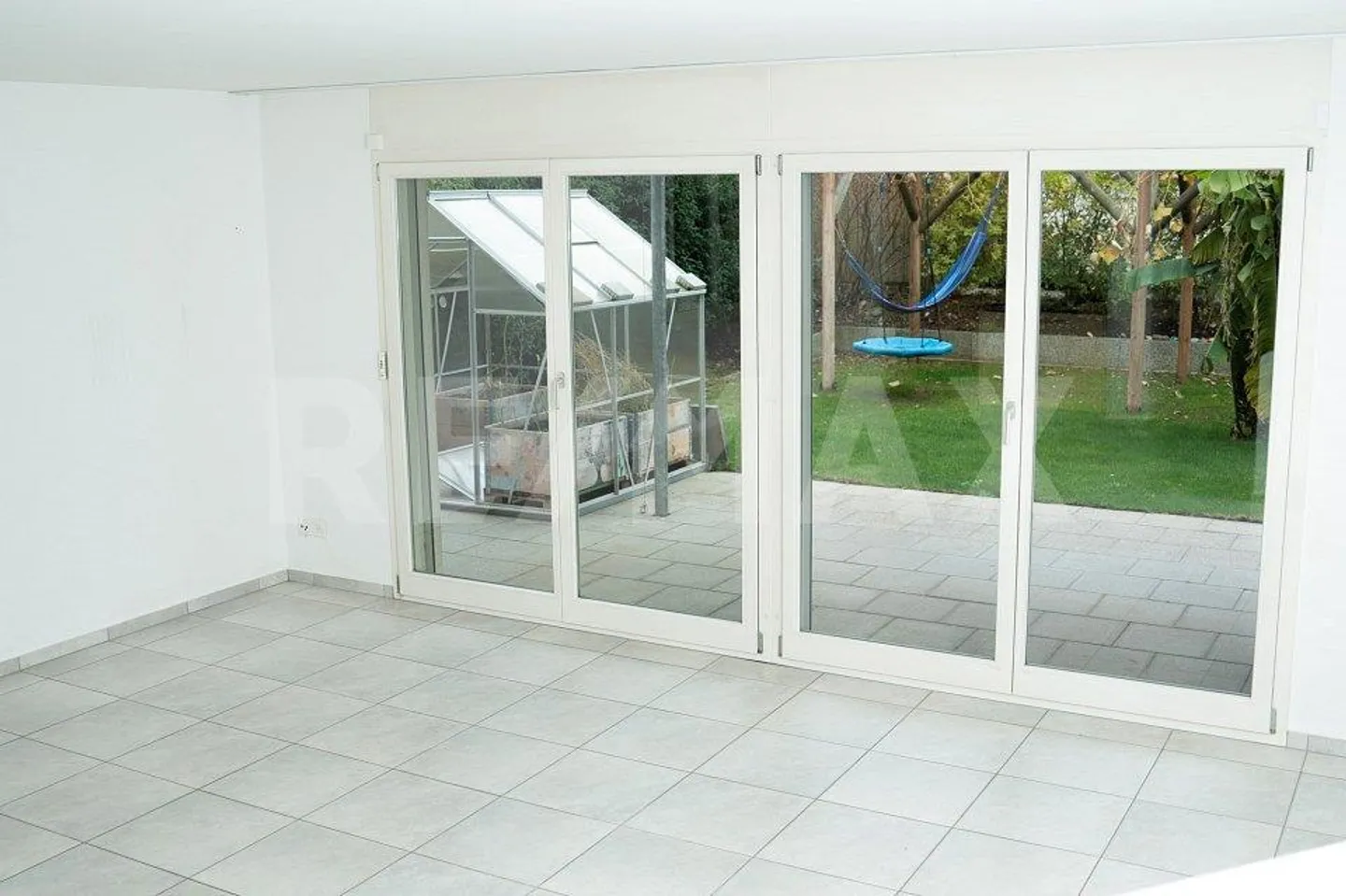 Attraktives Eckhaus in Schönenbuch mit 6.5 Zimmer - Foto 4 von 13