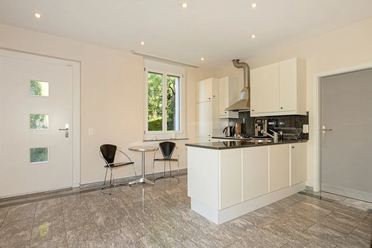 Appartamento con 3,5 stanze, giardino e 84 m² di locali accessori aggiuntivi – in una parte di casa privata con privacy - Foto 2 di 9
