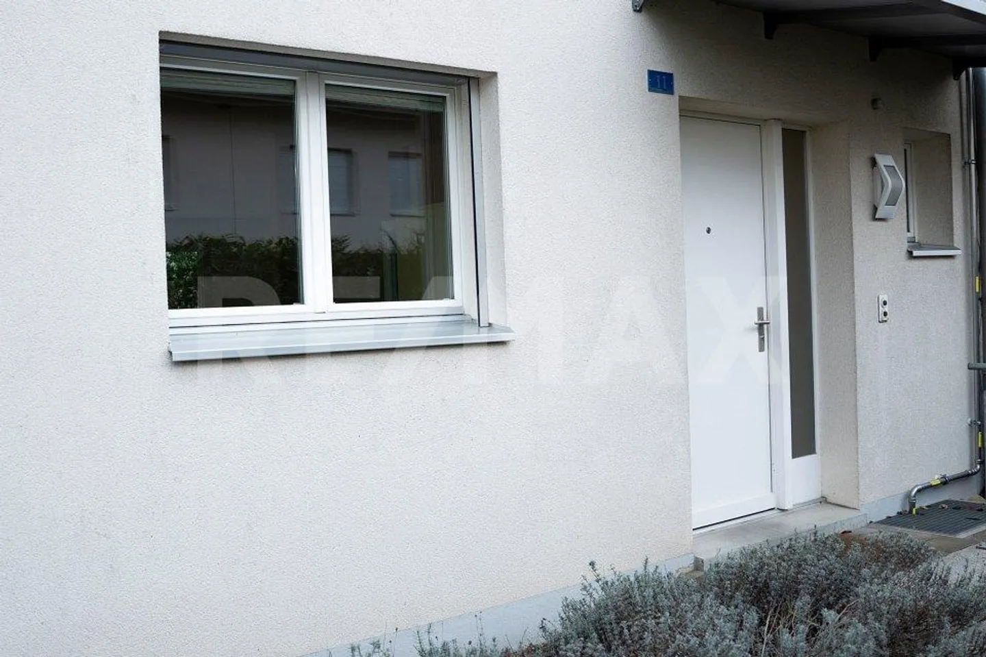 Attraktives Eckhaus in Schönenbuch mit 6.5 Zimmer - Foto 11 von 13