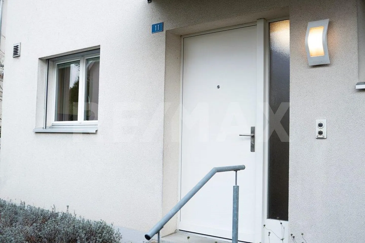 Attraktives Eckhaus in Schönenbuch mit 6.5 Zimmer - Foto 12 von 13