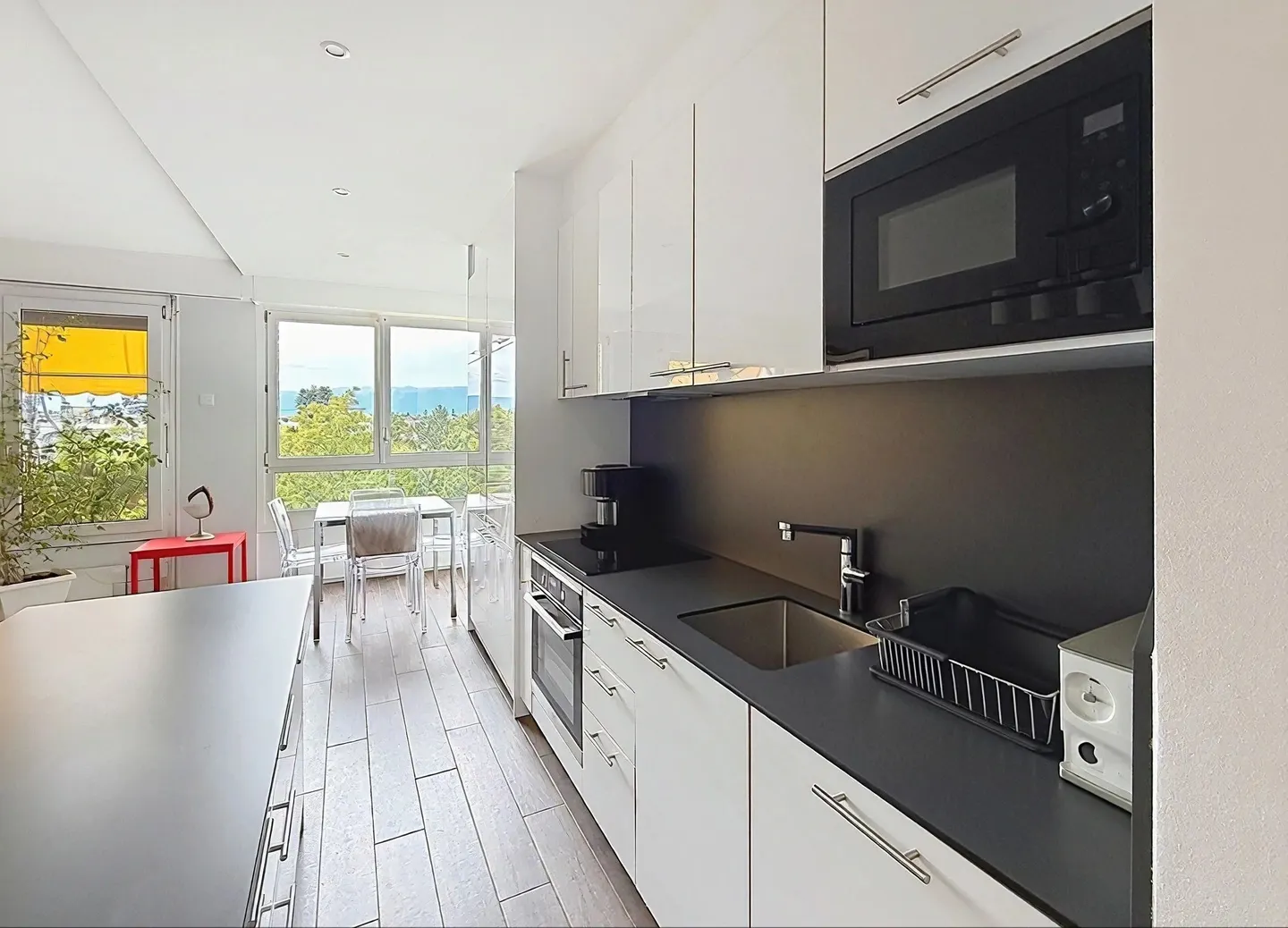 Appartement spacieux avec balcons - Photo 4 sur 10