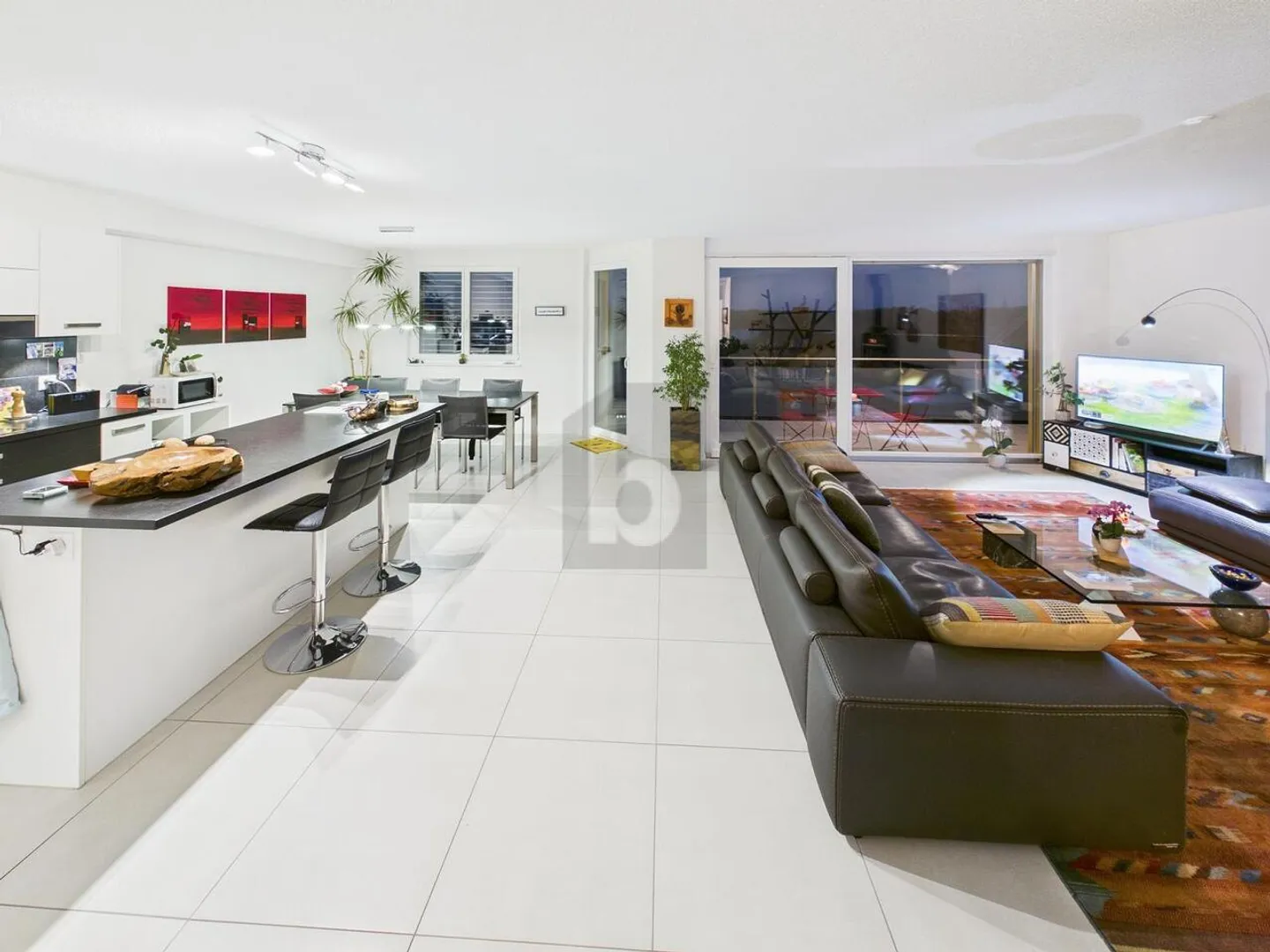 SPACIOUS, LIGHT-FLOODED AND MODERN - Photo 2 of 6