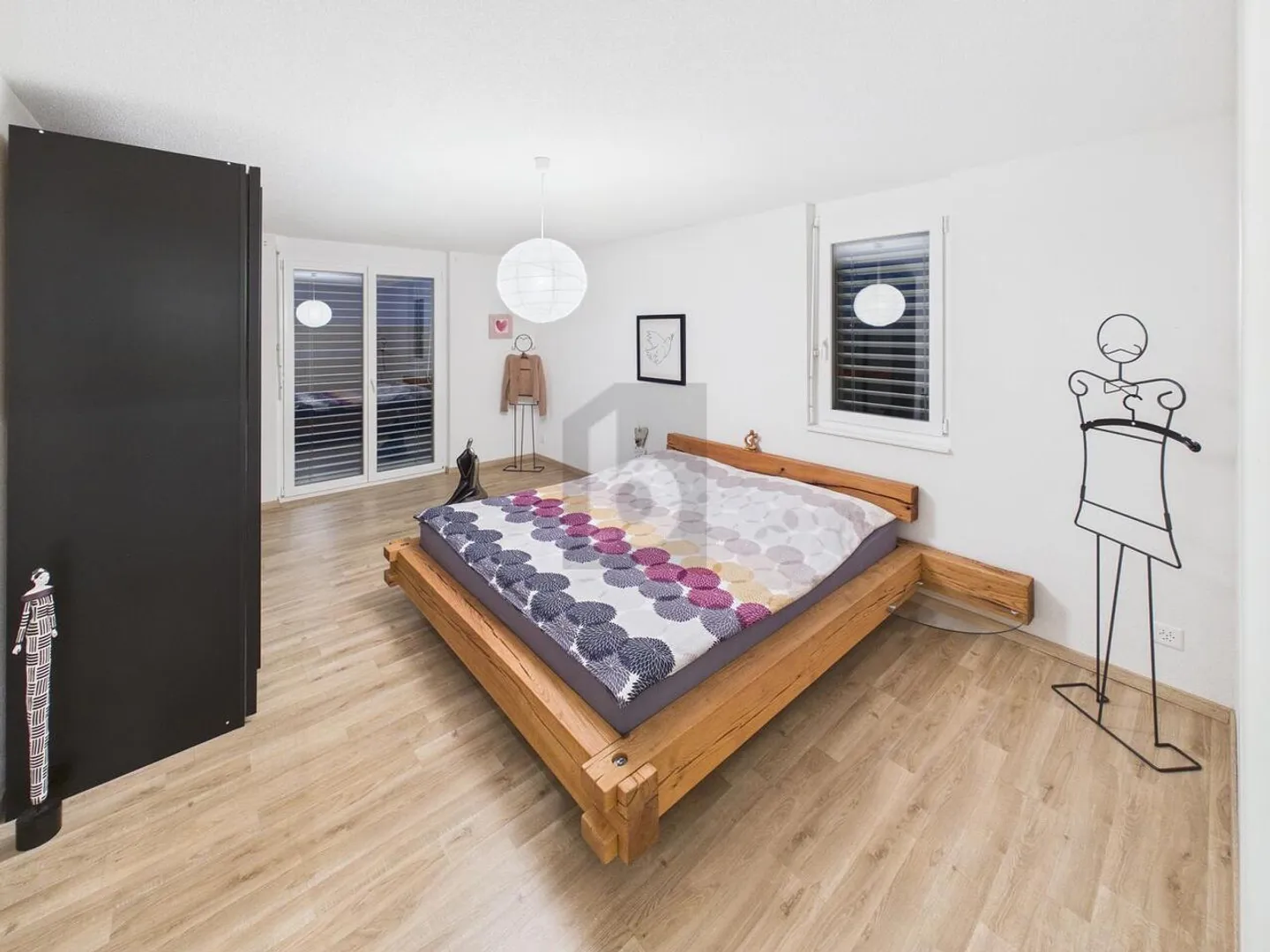 SPACIOUS, LIGHT-FLOODED AND MODERN - Photo 5 of 6