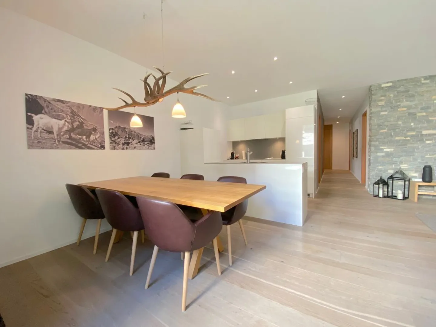 Appartement spacieux avec flair alpin - Photo 2 sur 12