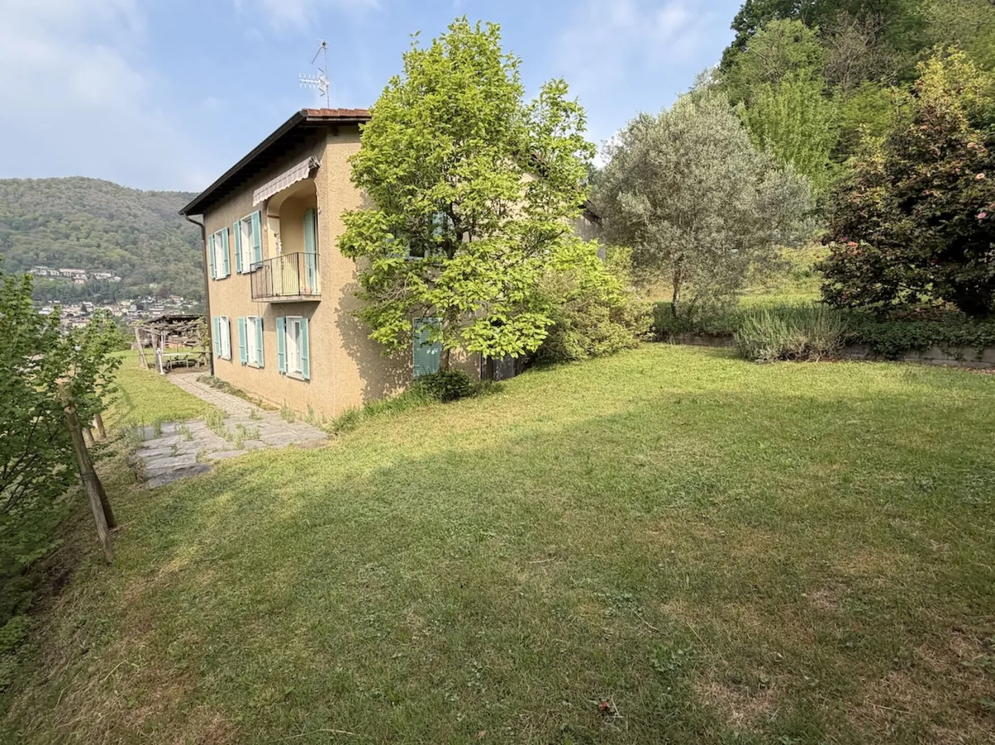 Casa con appartamento indipendente e vista lago. - Foto 3 di 17