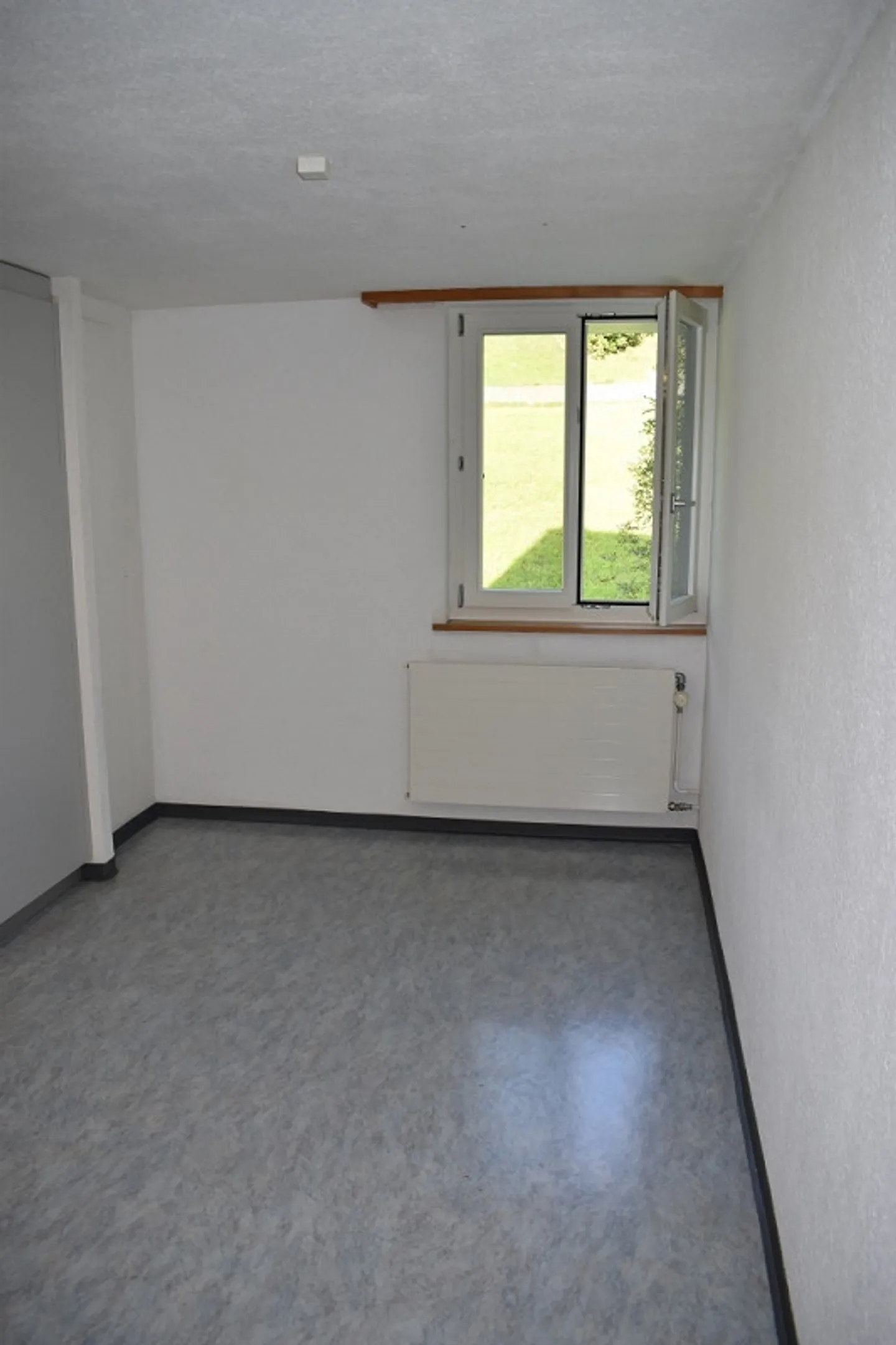 Bright 4 1/2 Room Apartment in the Green - Photo 2 of 13