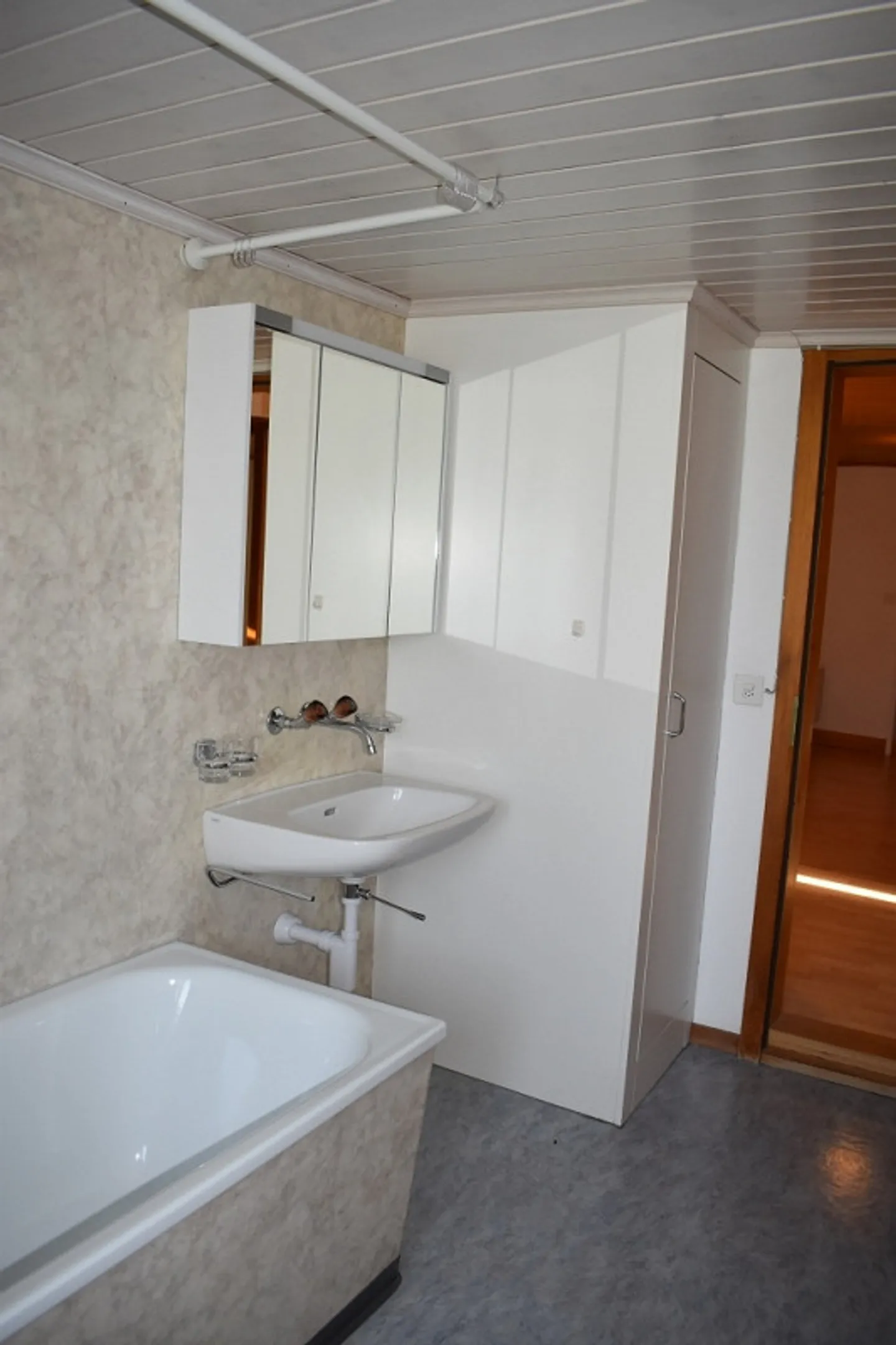 Bright 4 1/2 Room Apartment in the Green - Photo 4 of 13