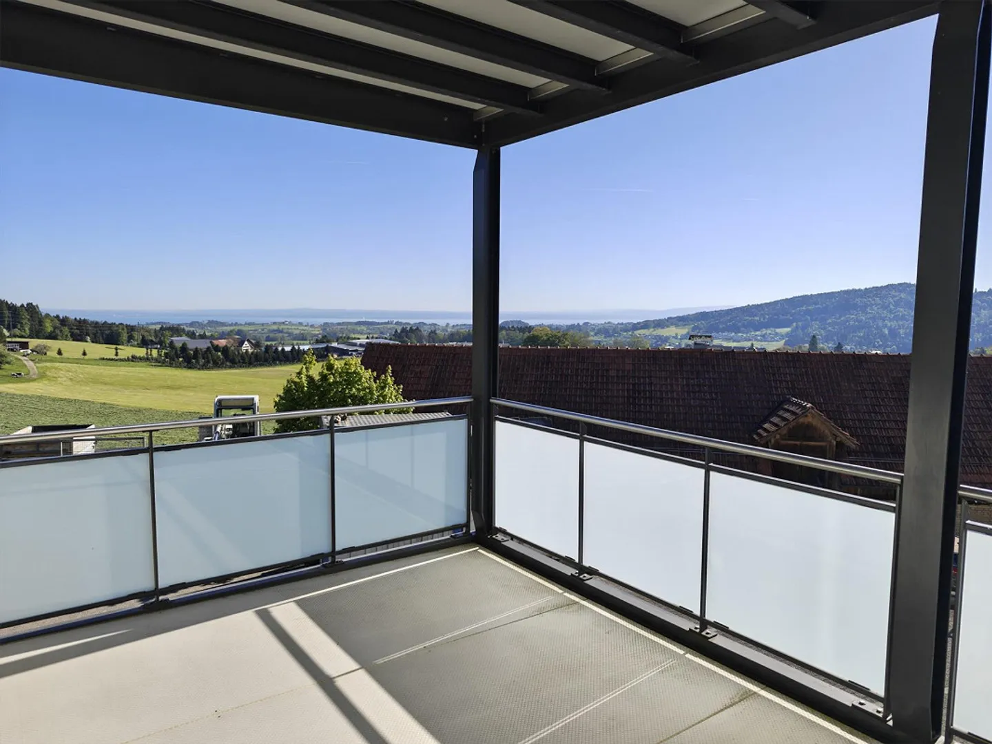 Exclusive First Occupancy: 4.5 Room Apartment with Lake View & Loft Feeling in Engelburg - Photo 5 of 19