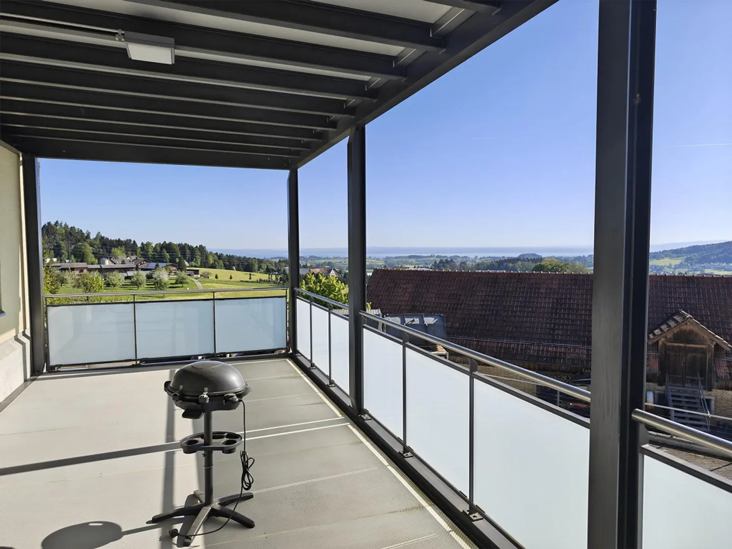 Exclusive First Occupancy: 4.5 Room Apartment with Lake View & Loft Feeling in Engelburg - Photo 6 of 19
