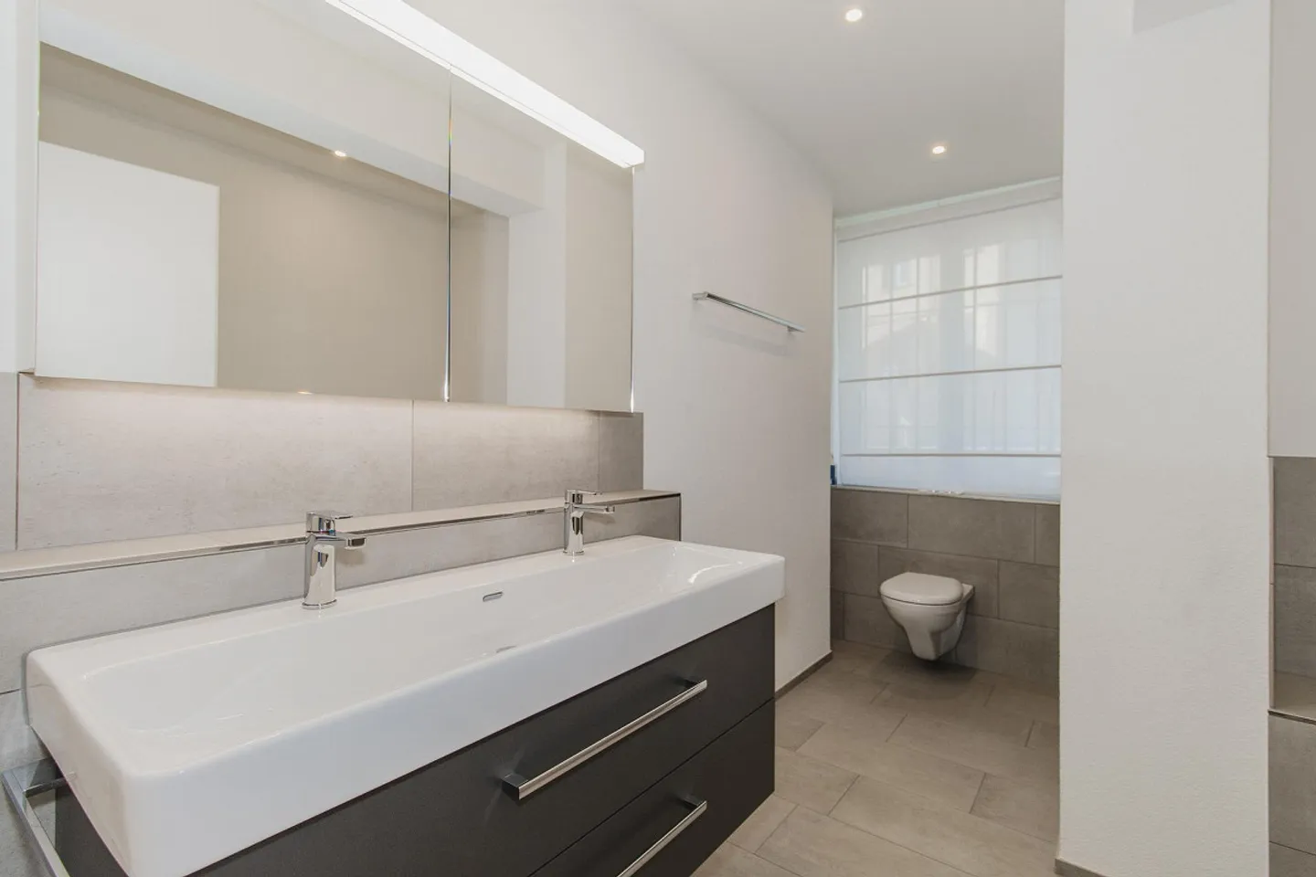 Exclusive First Occupancy: 4.5 Room Apartment with Lake View & Loft Feeling in Engelburg - Photo 16 of 19
