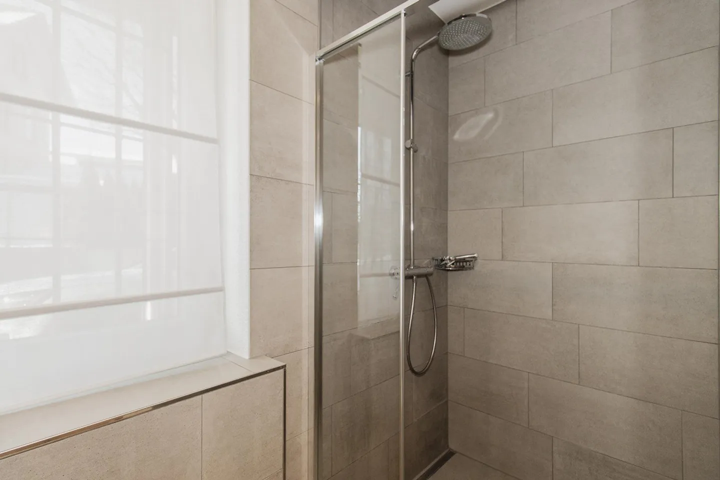 Exclusive First Occupancy: 4.5 Room Apartment with Lake View & Loft Feeling in Engelburg - Photo 17 of 19