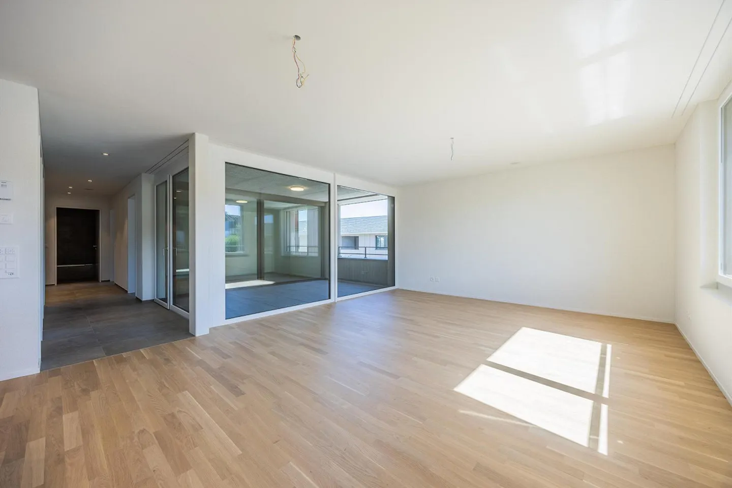 Appartamento moderno di 3,5 stanze con loggia luminosa - Foto 3 di 10