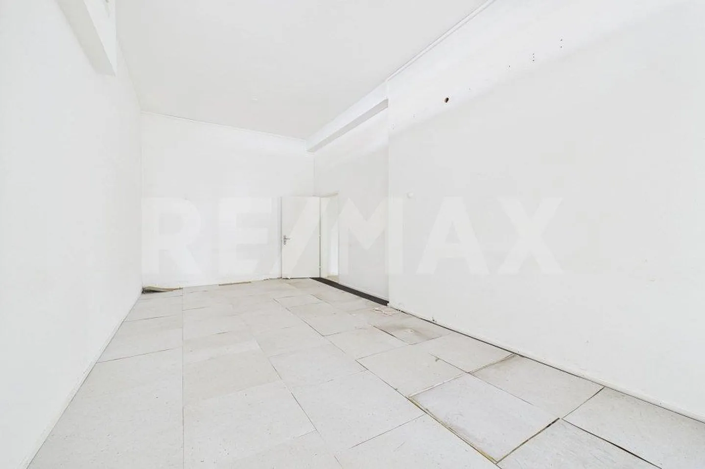 Lugano - Commercial space convertible into 2 apartments, strategic location in Cortivallo - Photo 12 of 13