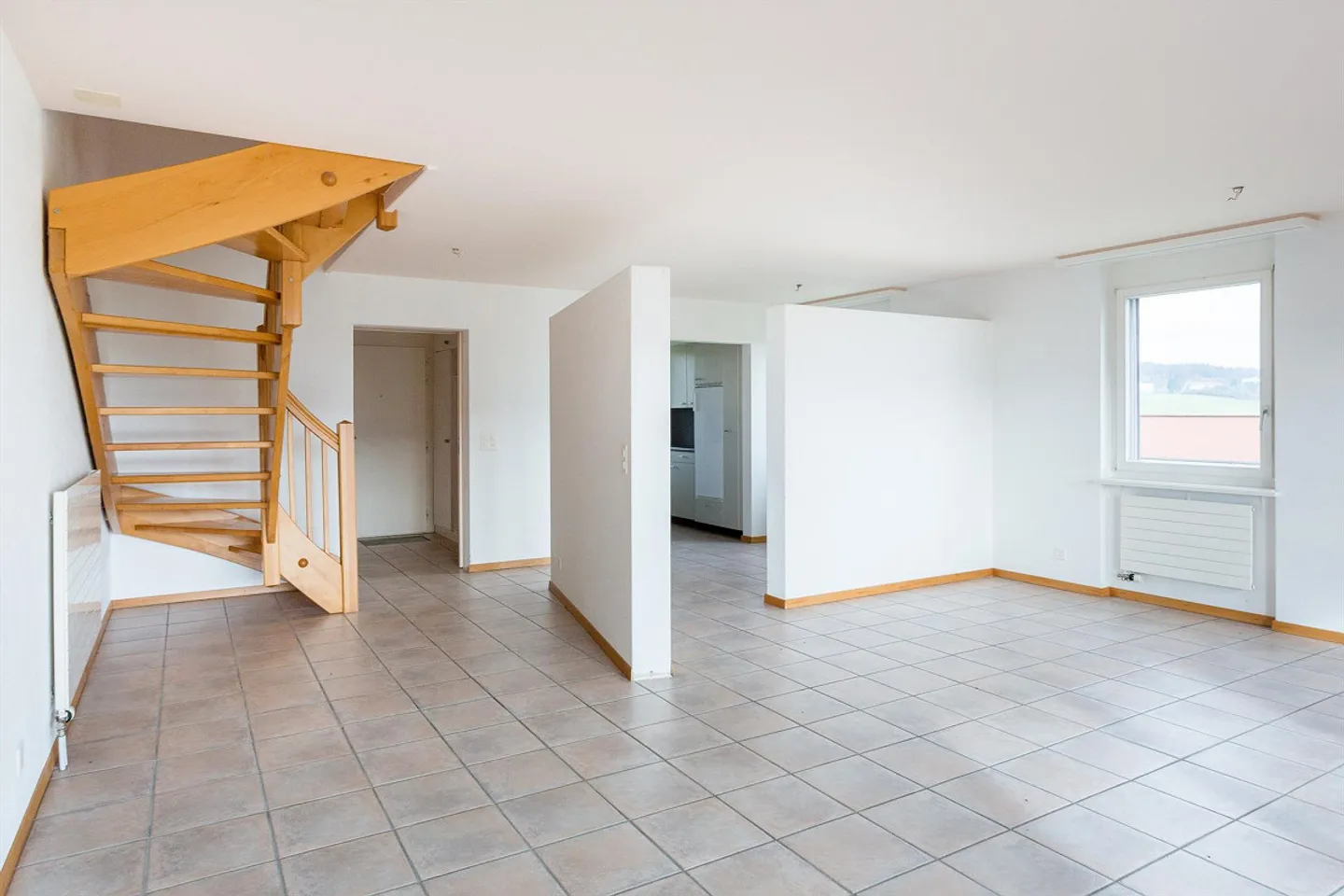 Offerta Speciale - Duplex luminoso con 4 stanze e balcone - Foto 3 di 11