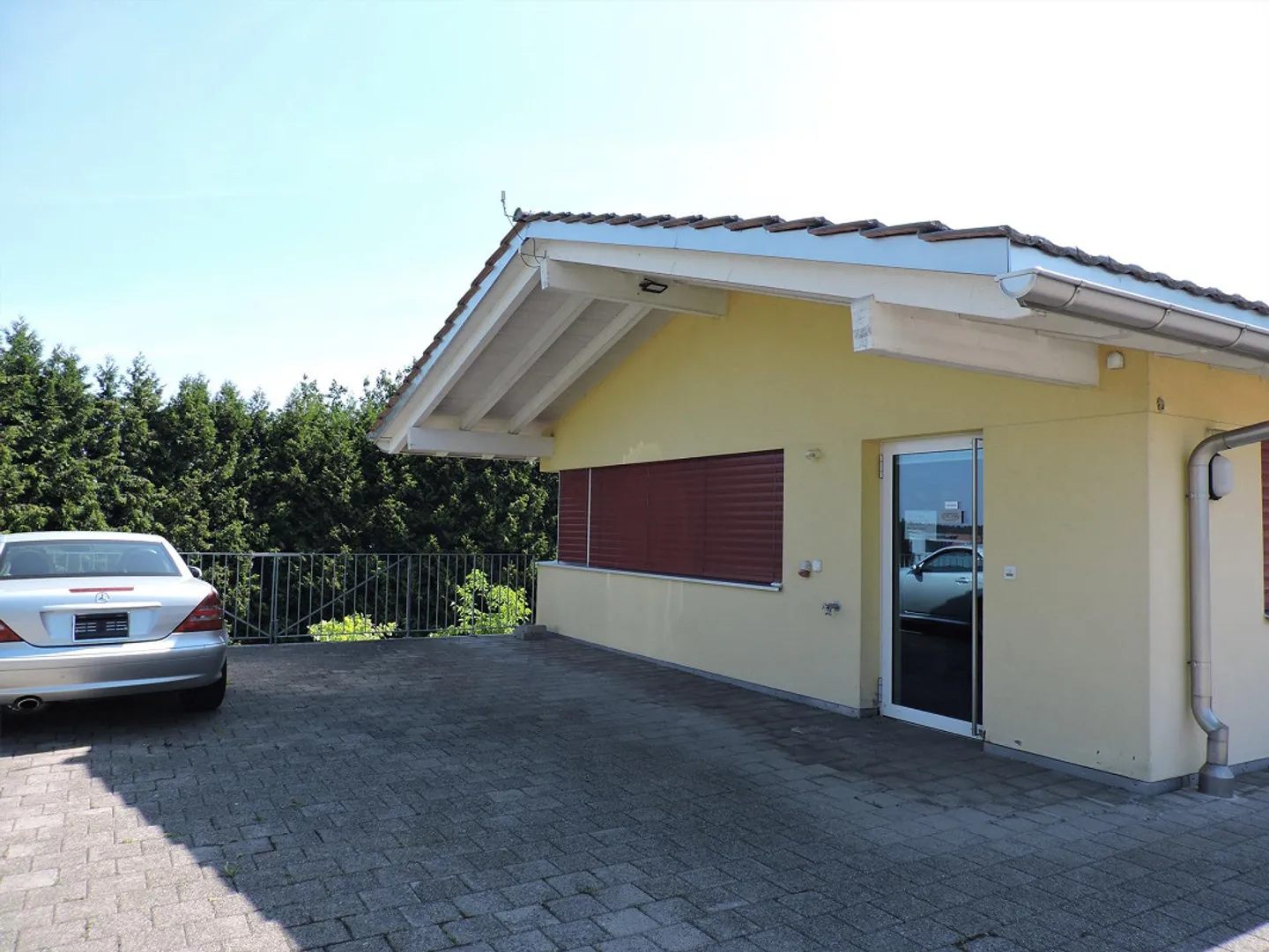 Propriété commerciale avec appartement - Photo 3 sur 9