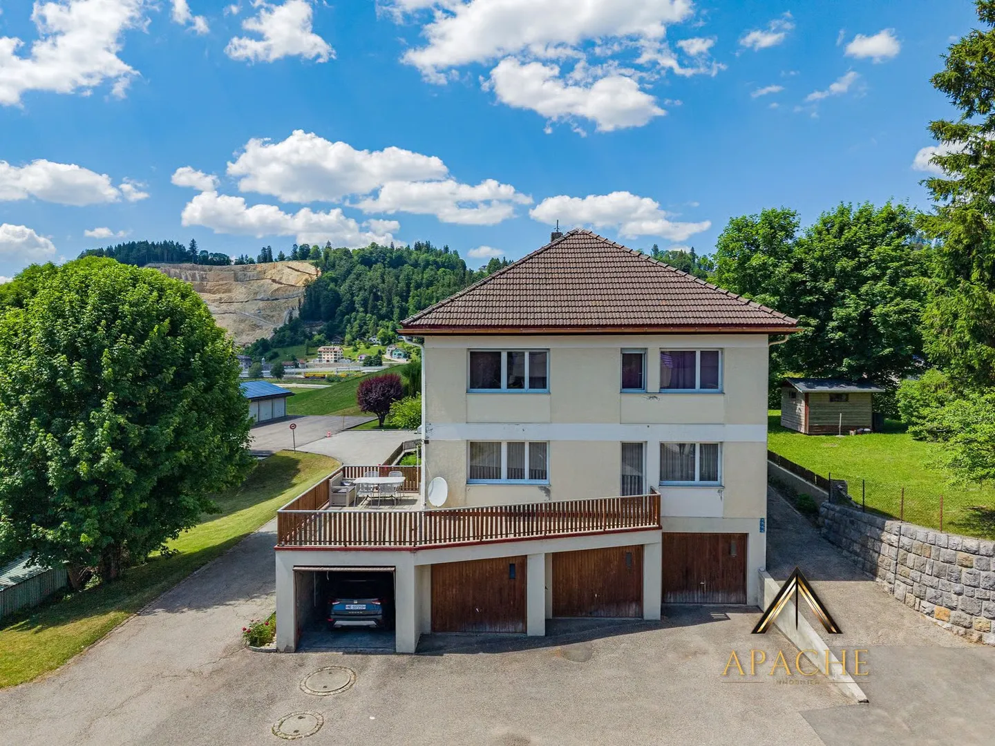 Generous family home, 2 apartments that can be combined and 5 garages - Photo 2 of 20