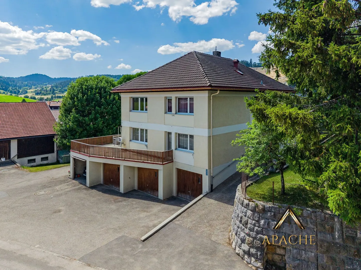 Generous family home, 2 apartments that can be combined and 5 garages - Photo 3 of 20