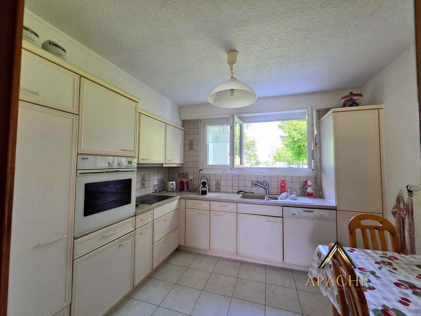 Generous family home, 2 apartments that can be combined and 5 garages - Photo 10 of 20