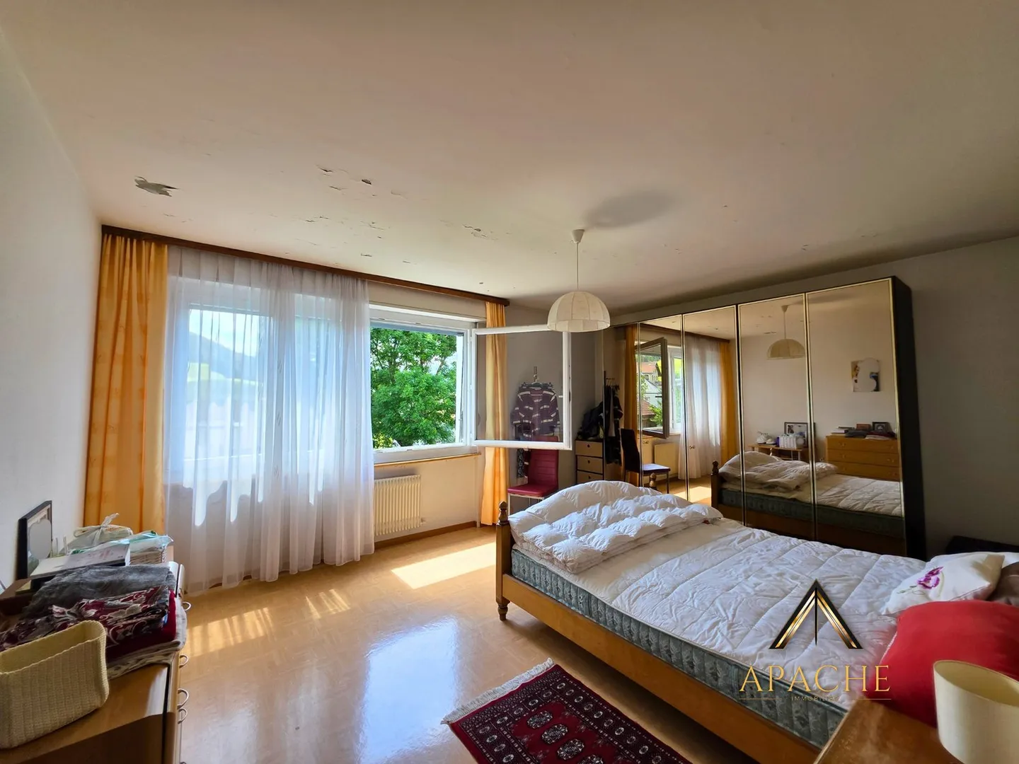 Generous family home, 2 apartments that can be combined and 5 garages - Photo 15 of 20