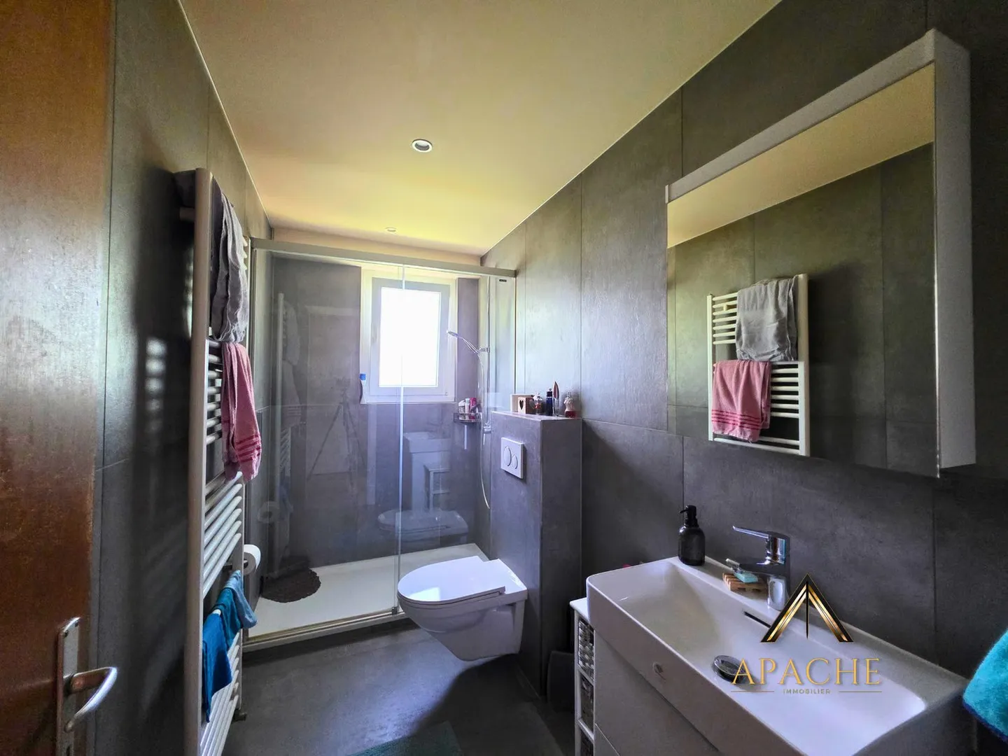 Generous family home, 2 apartments that can be combined and 5 garages - Photo 16 of 20