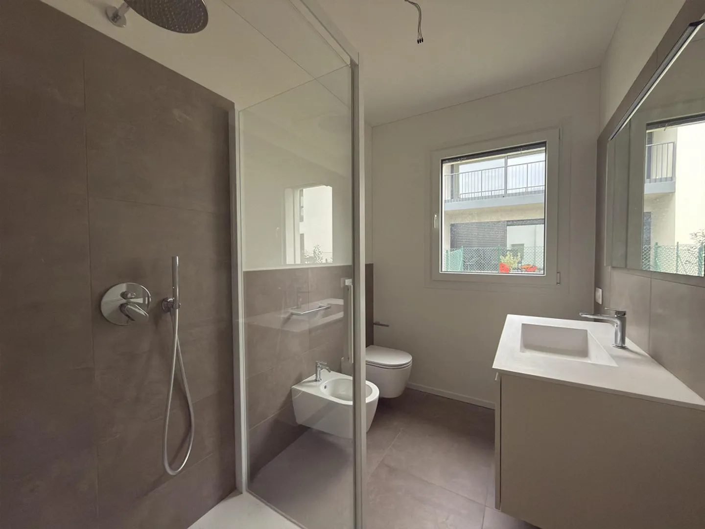 Nouveau et lumineux 2,5 pièces avec jardin à Bellinzone - Camorino - Photo 3 sur 9