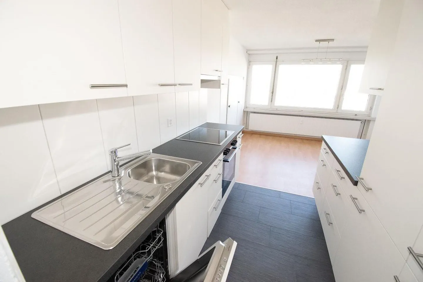 Super Angebot ! Neuerenovierte Küche und wunderschöne Aussicht ! - Foto 4 von 10