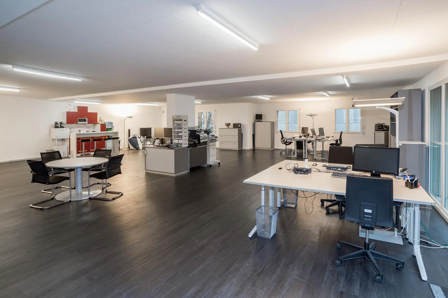 Ufficio open space di 180 m2, balcone con vista lago, giardino + ufficio separato di 18m2 - Foto 3 di 11