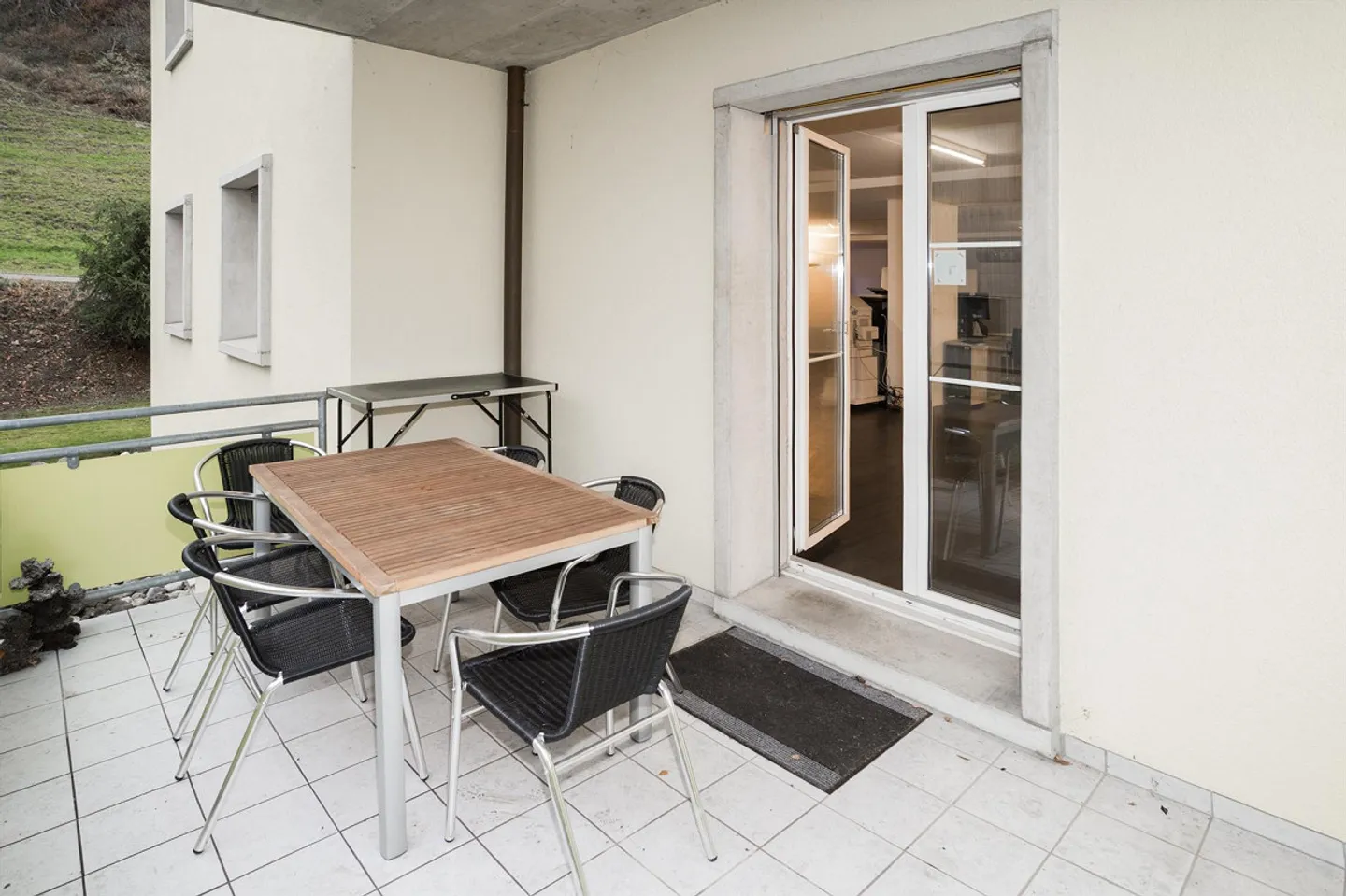 Ufficio open space di 180 m2, balcone con vista lago, giardino + ufficio separato di 18m2 - Foto 7 di 11