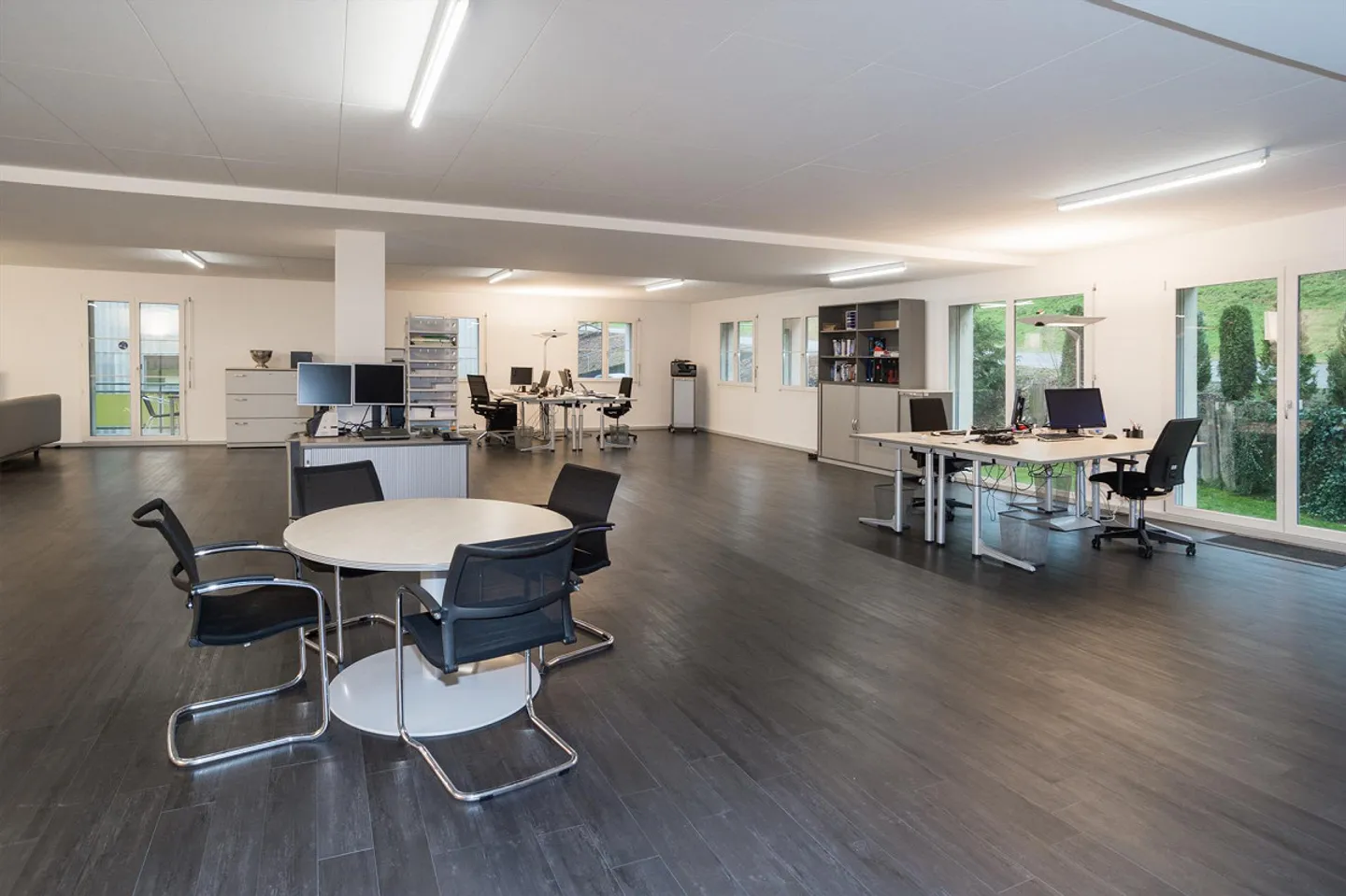 Ufficio open space di 180 m2, balcone con vista lago, giardino + ufficio separato di 18m2 - Foto 8 di 11