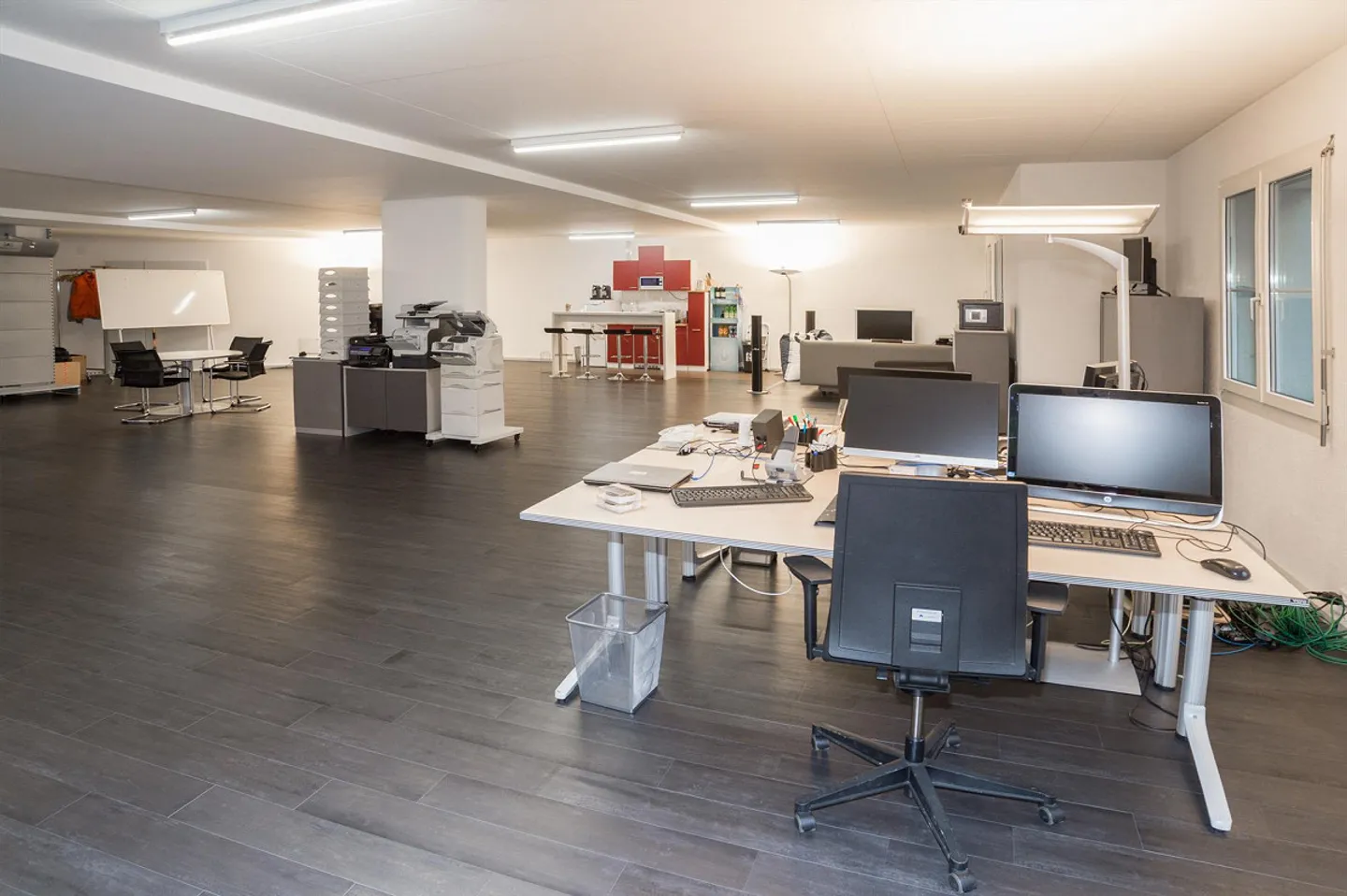 Ufficio open space di 180 m2, balcone con vista lago, giardino + ufficio separato di 18m2 - Foto 4 di 11