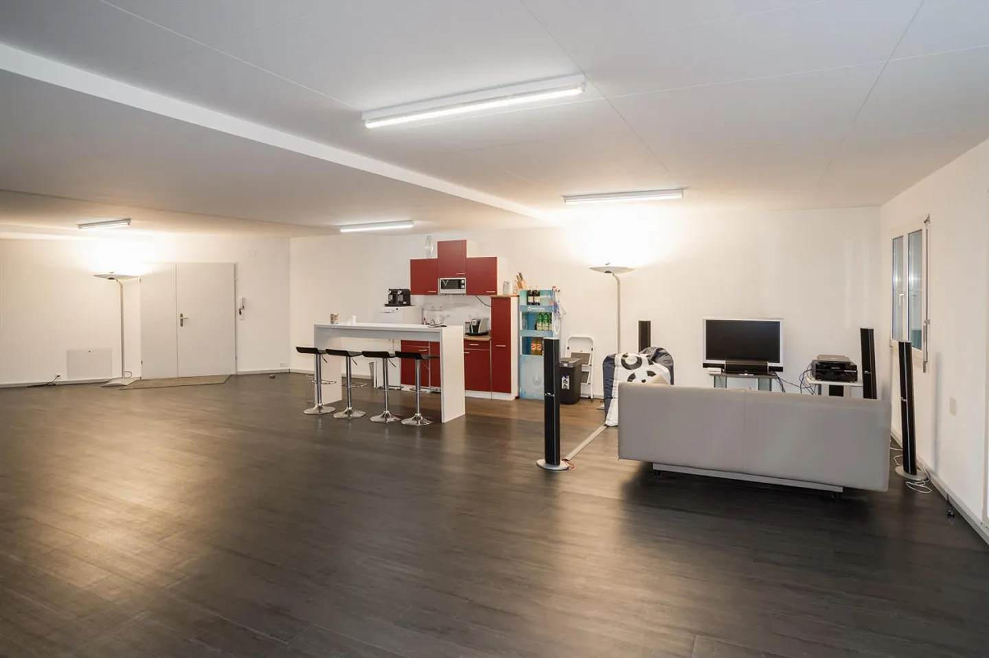 Ufficio open space di 180 m2, balcone con vista lago, giardino + ufficio separato di 18m2 - Foto 6 di 11