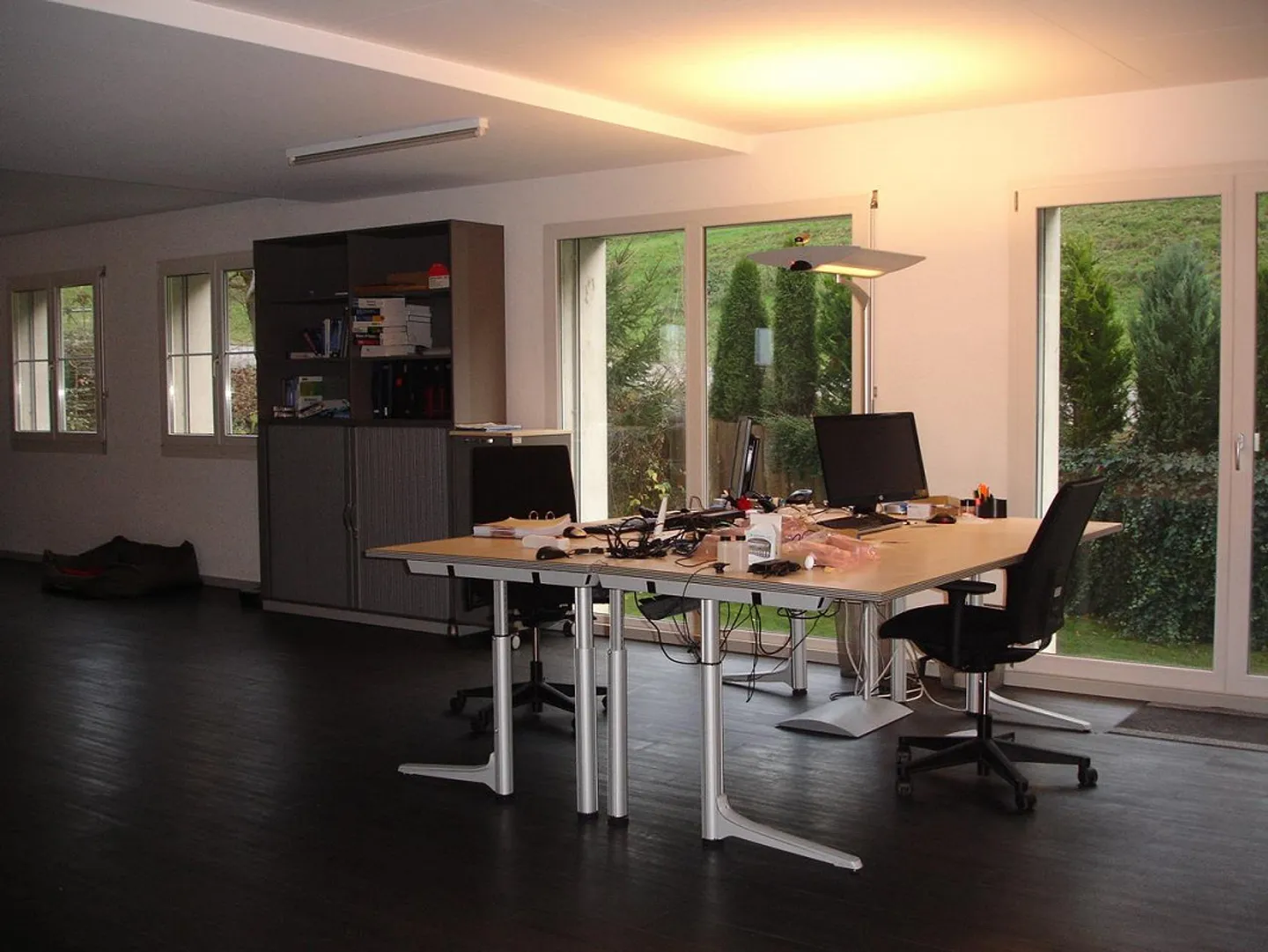 Ufficio open space di 180 m2, balcone con vista lago, giardino + ufficio separato di 18m2 - Foto 10 di 11