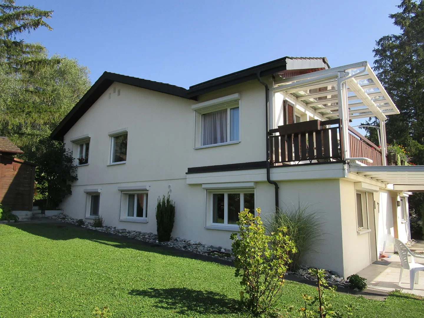 Beautiful, quiet and sunny 2.5-room apartment in Salez - Photo 2 of 11