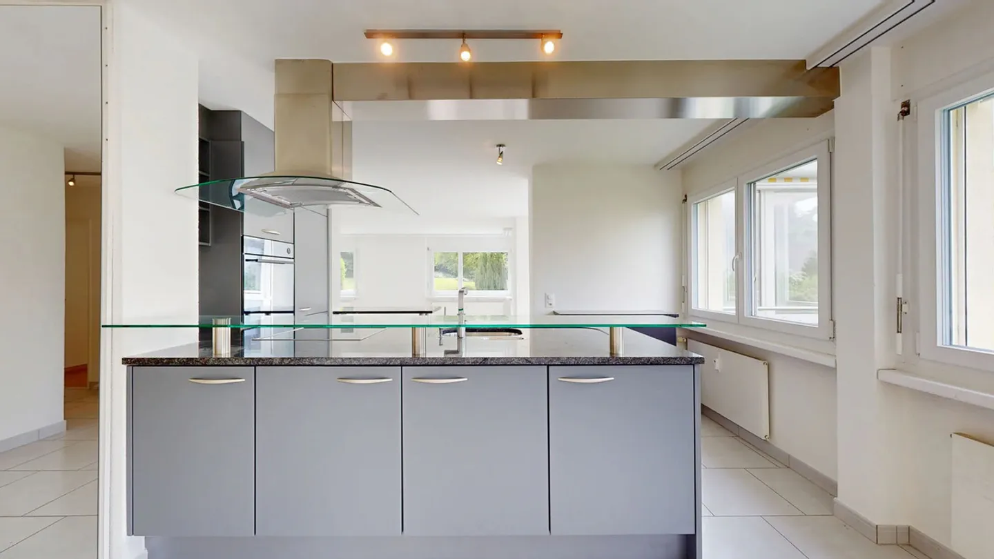 Appartamento luminoso di 3,5 stanze con posto auto - Foto 2 di 19