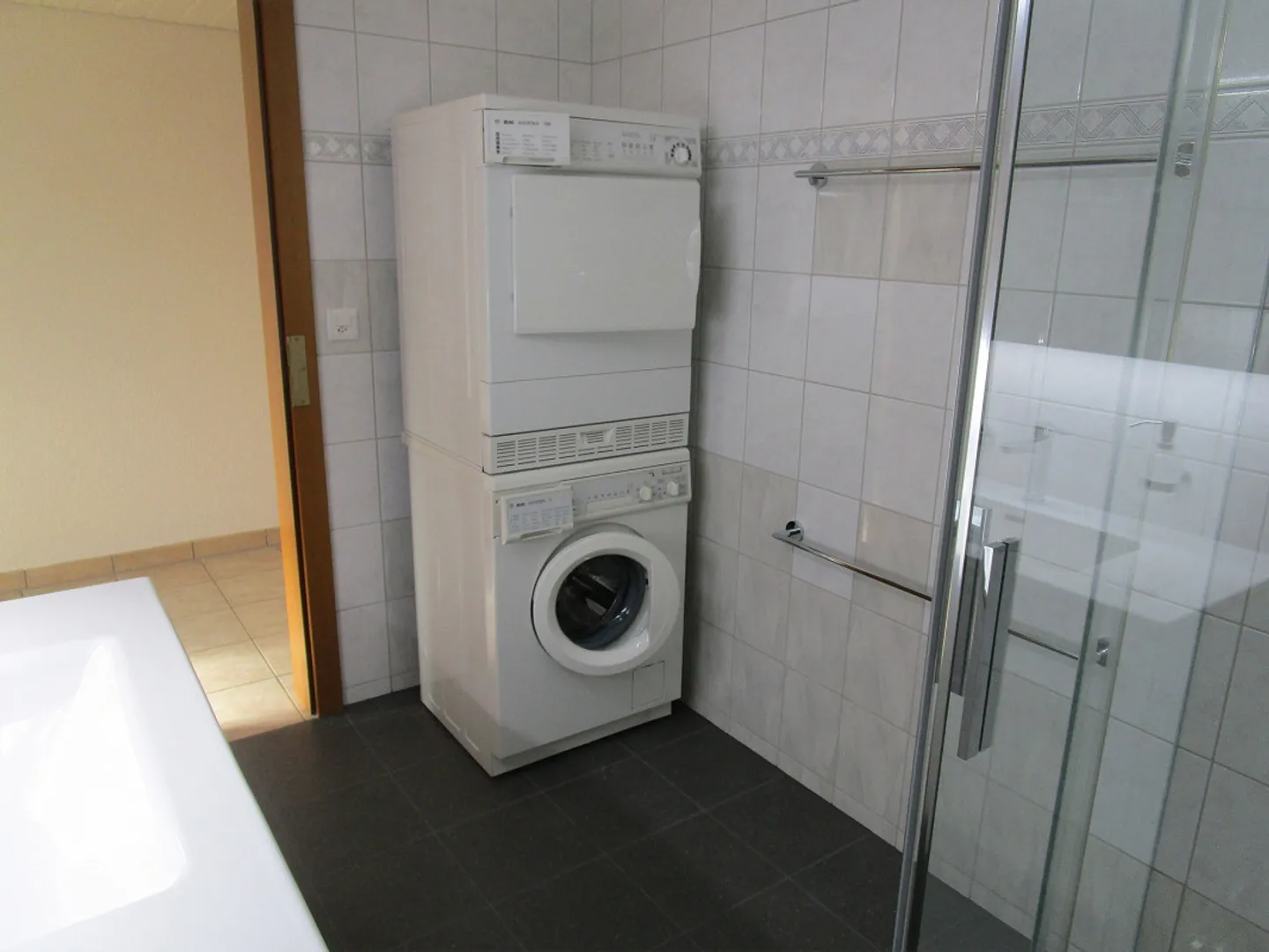 Beautiful, quiet and sunny 2.5-room apartment in Salez - Photo 8 of 11