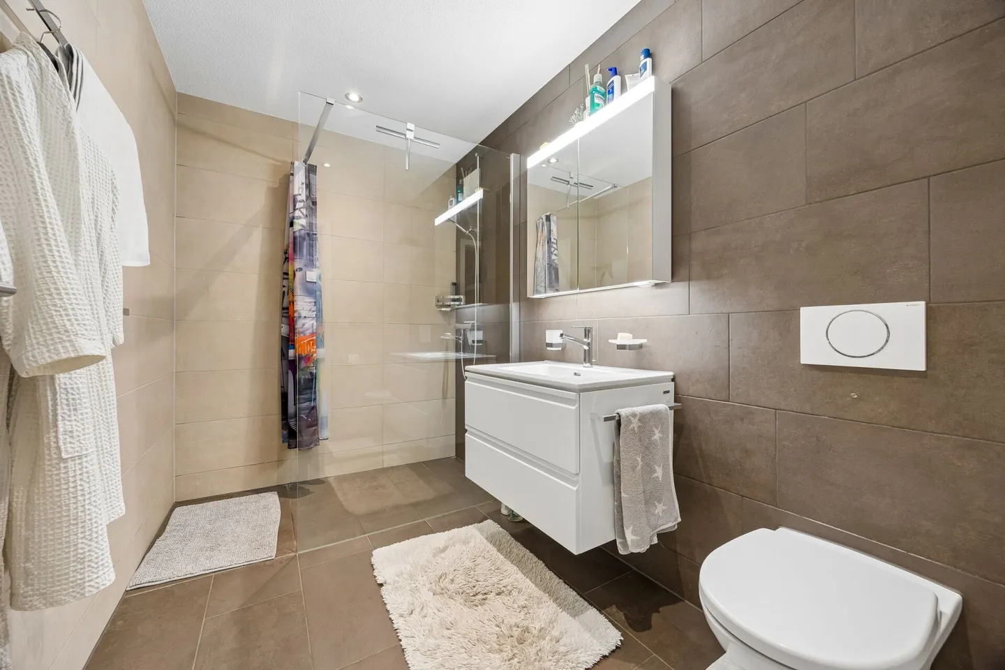 Appartamento moderno con grande balcone - Foto 8 di 13