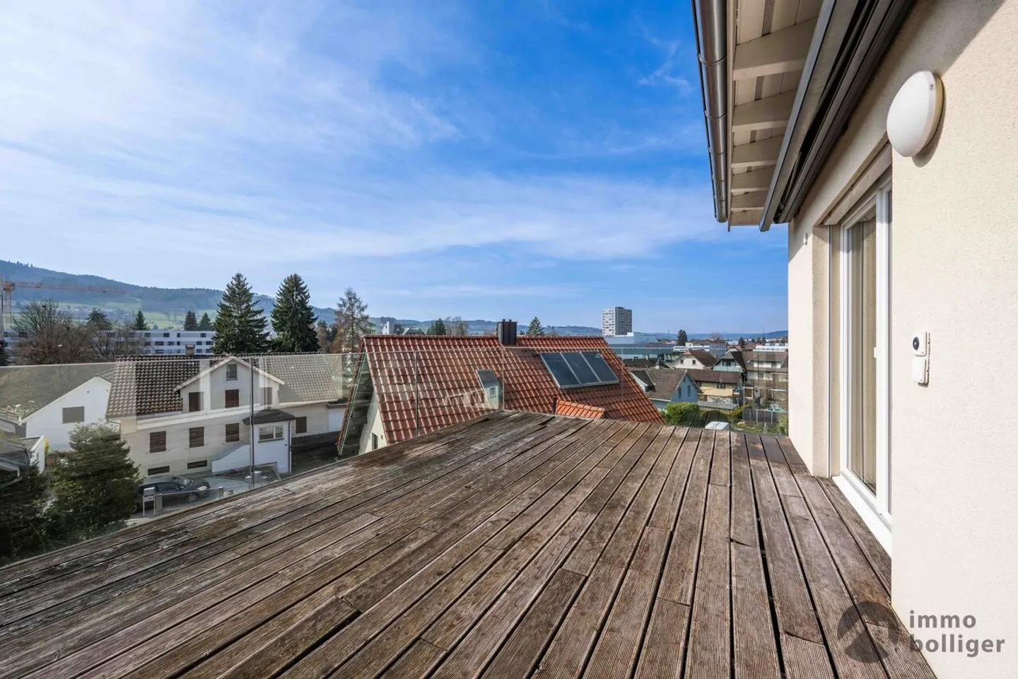 Stylish living above the rooftops - Attic apartment in Reinach - Photo 6 of 13