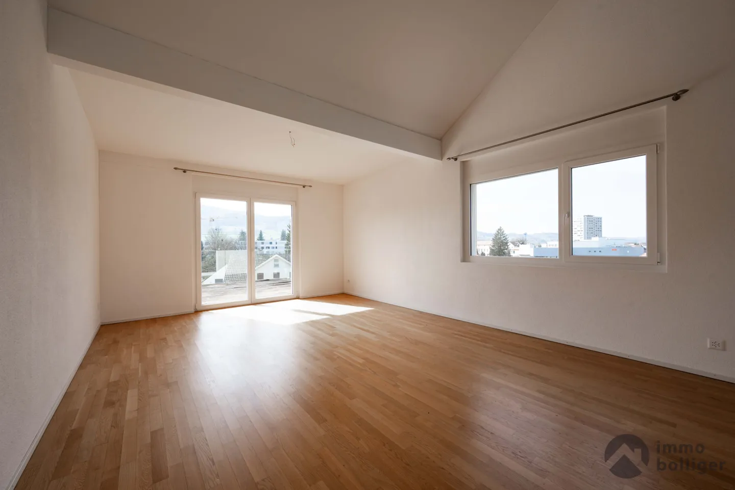 Stylish living above the rooftops - Attic apartment in Reinach - Photo 5 of 13