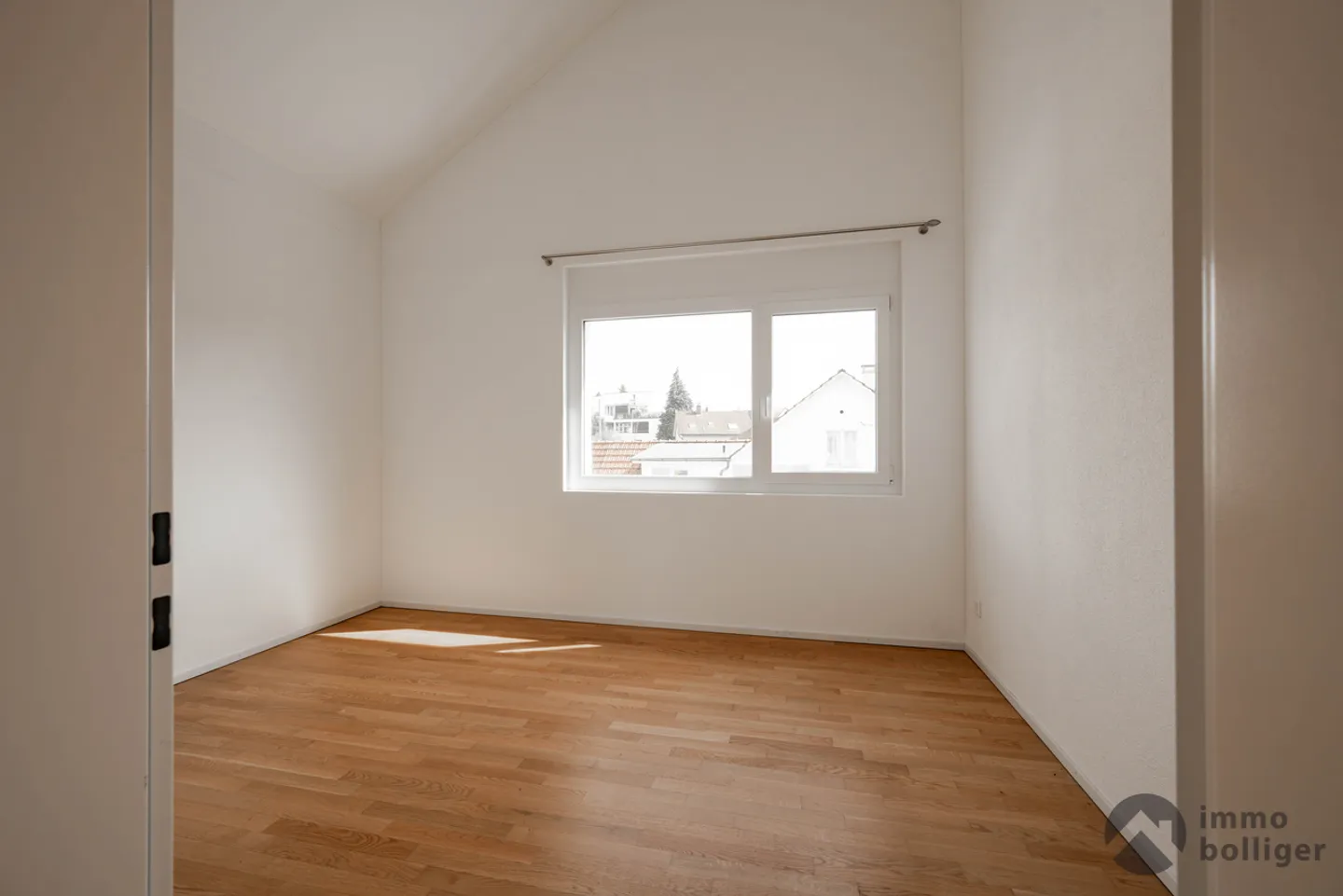 Stylish living above the rooftops - Attic apartment in Reinach - Photo 10 of 13