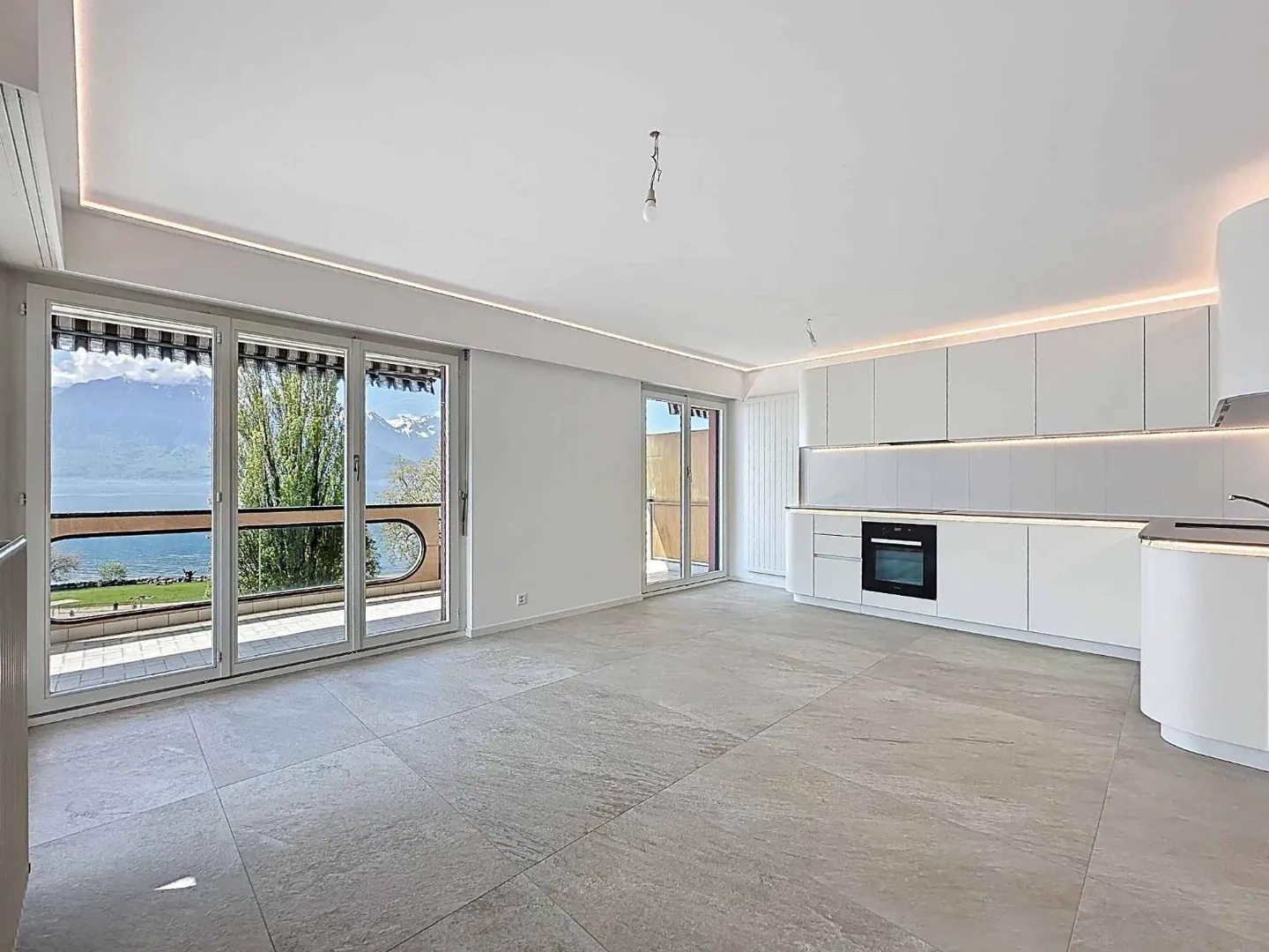 Penthouse avec Terrasse et Vue sur le Lac - Photo 3 sur 10