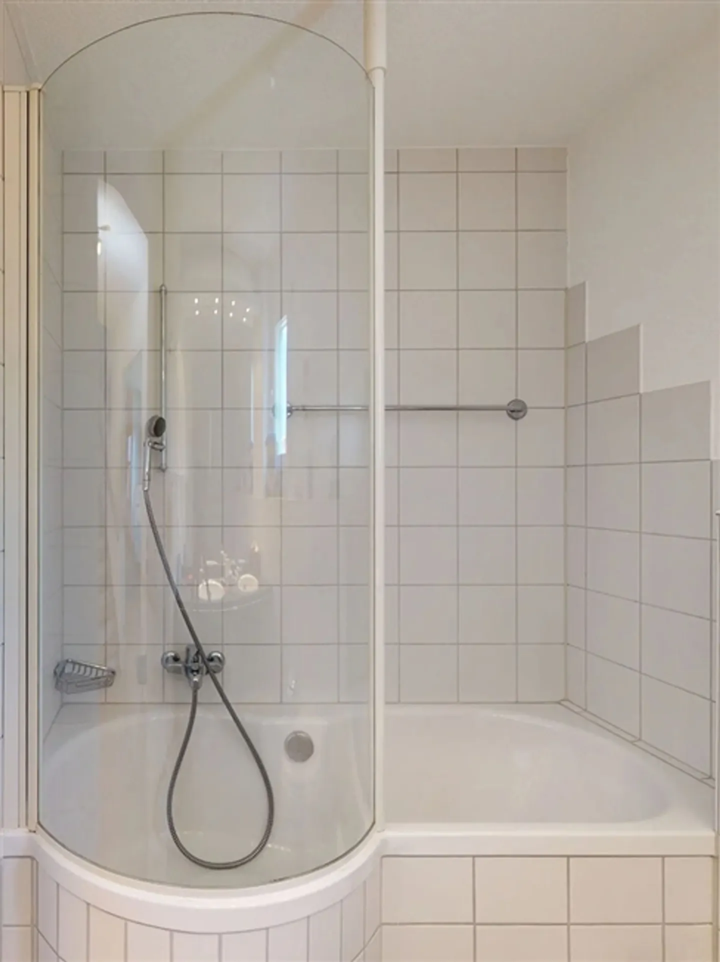 Maison jumelée lumineuse de 5,5 pièces avec carport et deux places de parking extérieures - Photo 7 sur 17