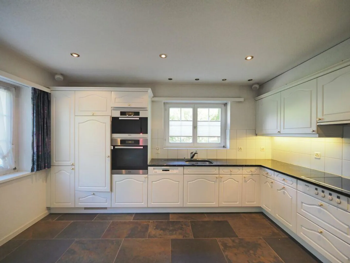 Detached single-family house with winter garden in idyllic location - Photo 3 of 6