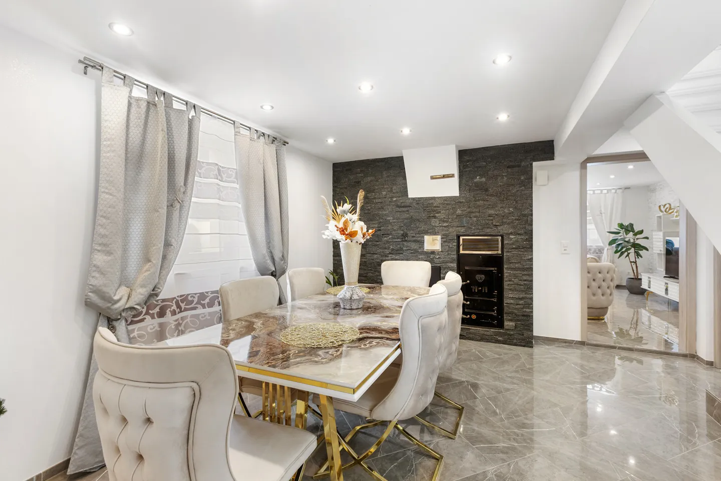 Affascinante casa bifamiliare di 7 camere con flair italiano e molto comfort - Foto 4 di 15
