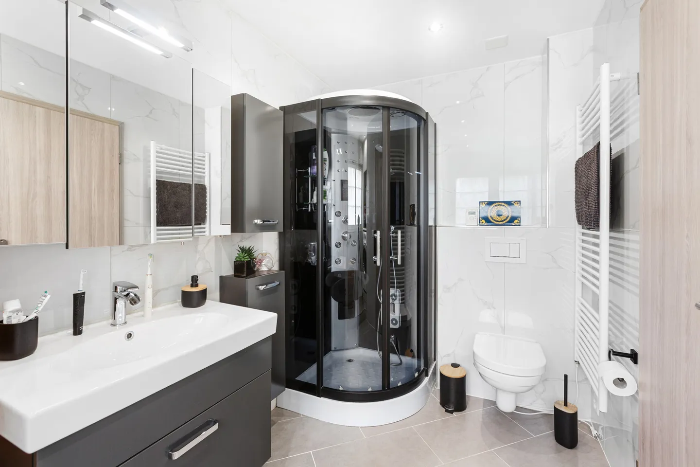 Affascinante casa bifamiliare di 7 camere con flair italiano e molto comfort - Foto 10 di 15