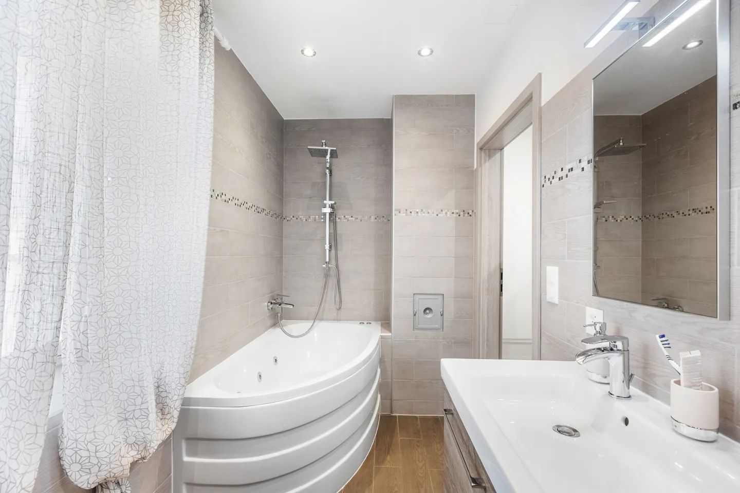 Affascinante casa bifamiliare di 7 camere con flair italiano e molto comfort - Foto 11 di 15